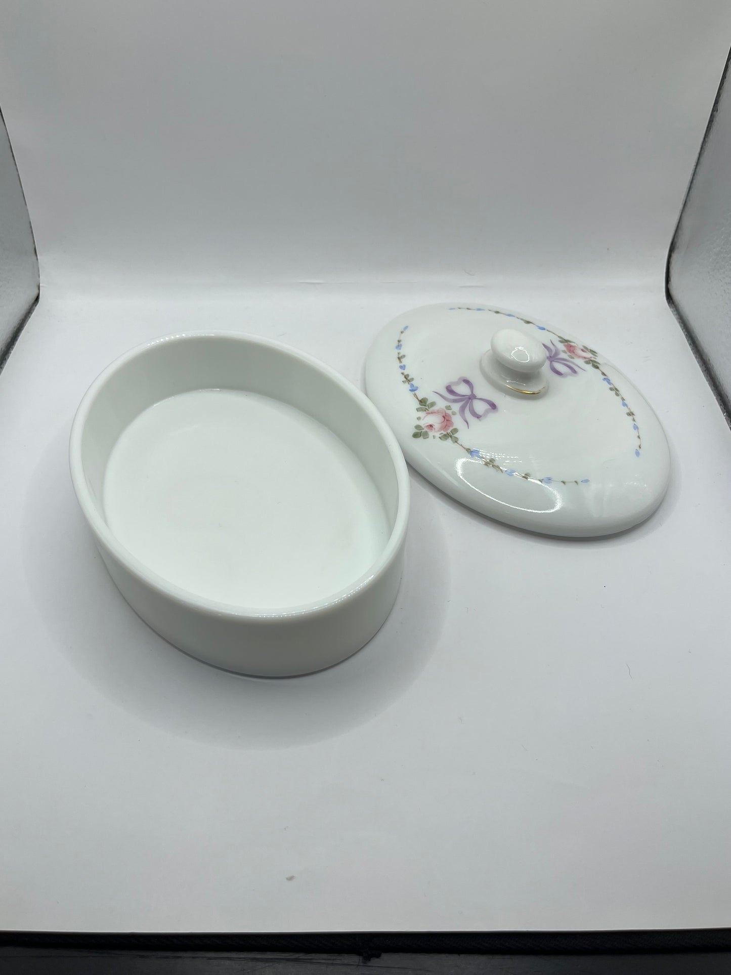 Westmoreland Roses & Bows Oval Chocolate Box White Milk Glass