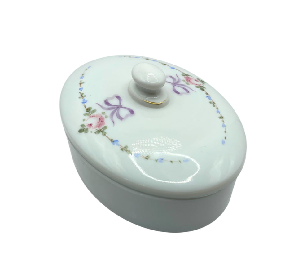 Westmoreland Roses & Bows Oval Chocolate Box White Milk Glass