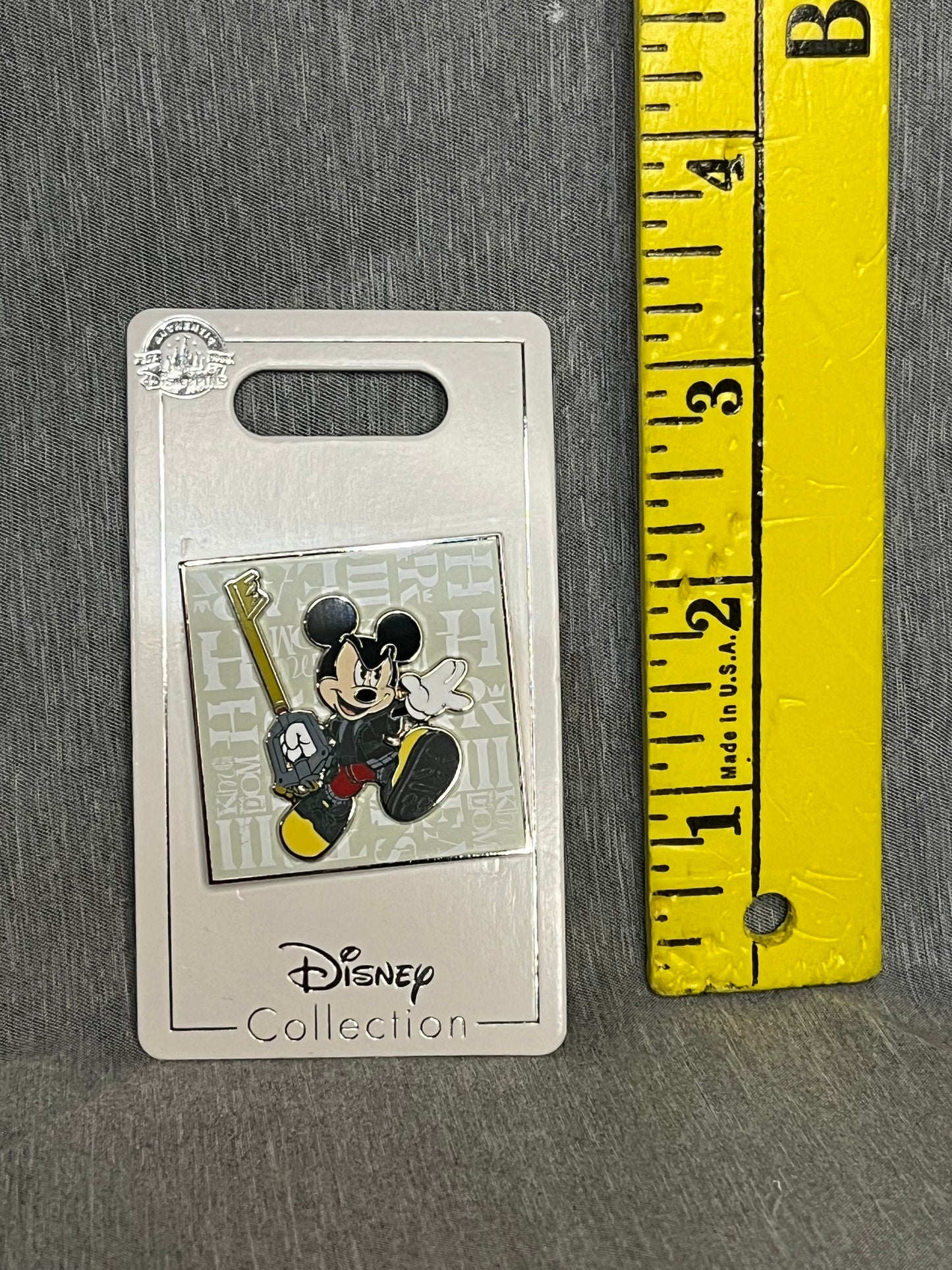 * Disney Parks Collection Kingdom Hearts Mickey Key Pin Pre Owned