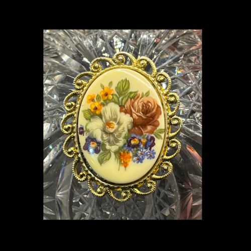 * 2” Vintage Floral Flower Design Brooch Pin Jewelry Goldtone Plastic Cameo