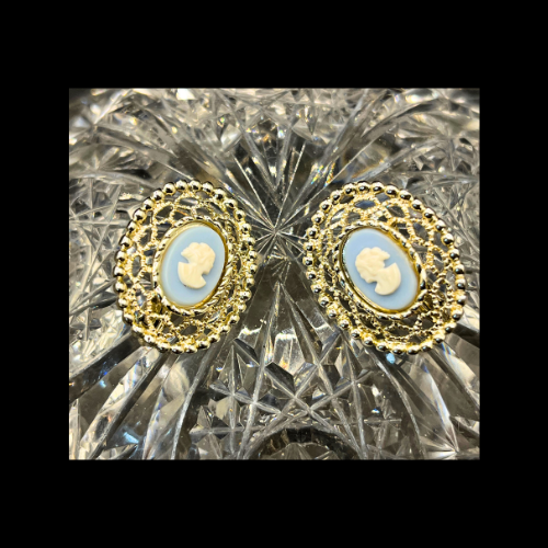 * Vintage 1950s Sarah Coventry Blue Cameo Lace Clip Earrings